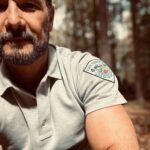 Rodrigo Santoro Instagram – Um trabalho, quando acaba, sempre deixa suas marcas. Com #Wolfpack aconteceu algo diferente: por estar trabalhando com atores mais jovens, eu viajei no tempo e, em alguns momentos, vi em mim o Rodrigo de 20 anos. E foi muito especial esse reencontro. O guarda-florestal Garrett Briggs me levou pra um universo novo de mistério e fantasia, mas Wolfpack também aborda questões bem reais: ansiedade e crise climática, por exemplo, fazem parte do enredo – e se eu digo mais, corro o risco de dar spoiler. 
Hoje é o dia do lançamento do último episódio da série e relembro com carinho toda a trajetória ao lado desse elenco incrível. Com a família adquirida, experimentei um pouco da vida de pai de adolescente; daqui a pouco eu chego lá :) 
Não vou me esquecer dos jogos de carta e dos vídeos divertidos que produzimos nos intervalos. E com @sarahmgellar, parceira talentosa, aprendi muito sobre como navegar nesse universo sobrenatural com muito senso de humor. Vou sentir saudade. Obrigado @jeffdavis1375 pela confiança.
Até breve!