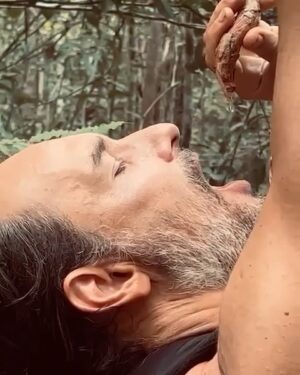 Rodrigo Santoro Instagram - Nem mil imagens traduziriam essa expedição na Amazônia. É preciso estar aqui pra ouvir os sons da natureza, compreender os seus caminhos e a sua forma de vida. Muitas raízes e histórias pra contar. Passar esses dias aprendendo em um dos nossos maiores patrimônios foi muito significativo.