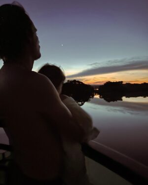 Rodrigo Santoro Instagram - Nem mil imagens traduziriam essa expedição na Amazônia. É preciso estar aqui pra ouvir os sons da natureza, compreender os seus caminhos e a sua forma de vida. Muitas raízes e histórias pra contar. Passar esses dias aprendendo em um dos nossos maiores patrimônios foi muito significativo.