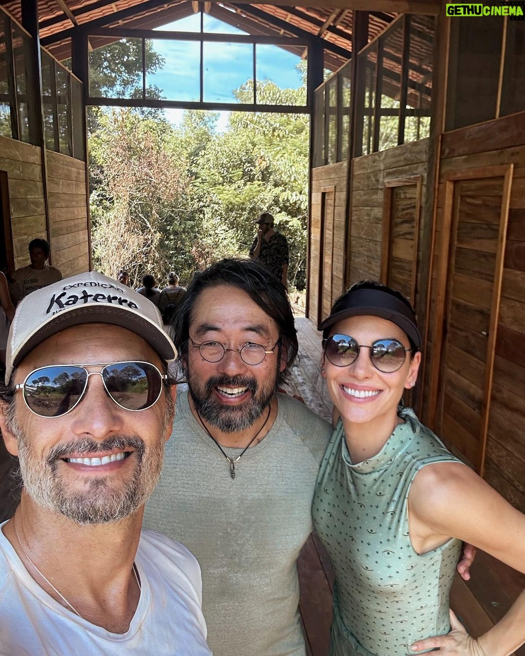 Rodrigo Santoro Instagram - Sempre ouvi falar muito na força da Amazônia, mas foi só agora, depois de passar dias e noites imerso nessa imensidão, que comecei a entender. Nesses registros, estão apenas algumas das tantas maneiras que essa terra mexeu com a gente. Testemunhar a minha filha conhecendo o coração pulsante do Brasil foi impactante. Me fez pensar sobre futuro e esperança. A Amazônia é uma professora soberana. Aprender com ela é essencial; é uma questão de Educação. Ainda temos tempo, mas não muito. Aqui vive um dos maiores tesouros do nosso país. Que a gente nunca feche os olhos pra isso. Muito obrigado @ruyctone por nos conduzir nessa jornada e nos inspirar com seu trabalho transformador 🌳