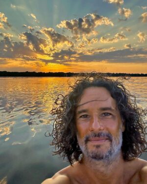 Rodrigo Santoro Instagram - Nos últimos dias estive mergulhado no “Outro lado do céu”, novo filme de @gabrielmascaro. Além de ser um diretor que eu admiro e com quem sempre quis trabalhar, o convite pra mergulhar nesse Brasil da Amazônia, do Rio Negro, do coração da floresta foi um verdadeiro presente. Cadu, minha personagem, me permitiu viver isso. O lugar aqui é maior do que tudo e, absolutamente imerso, tive a sensação de que isso potencializou o nosso trabalho, a nossa entrega.
Espero que vocês gostem🌳