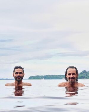 Rodrigo Santoro Instagram - Nos últimos dias estive mergulhado no “Outro lado do céu”, novo filme de @gabrielmascaro. Além de ser um diretor que eu admiro e com quem sempre quis trabalhar, o convite pra mergulhar nesse Brasil da Amazônia, do Rio Negro, do coração da floresta foi um verdadeiro presente. Cadu, minha personagem, me permitiu viver isso. O lugar aqui é maior do que tudo e, absolutamente imerso, tive a sensação de que isso potencializou o nosso trabalho, a nossa entrega.
Espero que vocês gostem🌳