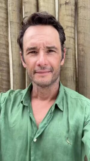 Rodrigo Santoro Instagram - Feliz ano novo 🌻Não é a felicidade que nos faz gratos. É a gratidão que nos faz felizes. 

#PraTodosVerem: o vídeo tem o ator Rodrigo Santoro de frente para a câmera em um formato selfie. Ele é alto, magro, com olhos castanhos e de cabelo preto e liso. Ele veste uma camisa de linho de manga longa verde.
