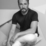 Rodrigo Santoro Instagram – Conversei com a @schonmagazine sobre a inquietude que me move ao definir novos projetos, sobre #WolfPack e sobre a vida. O link pro papo todo está nos stories pra vocês🌻