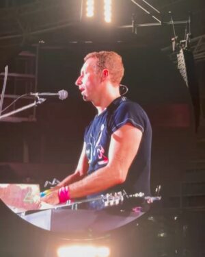 Rodrigo Santoro Instagram - Essa é a história de uma noite memorável e com final feliz: saímos extasiados. @coldplay foi um dos melhores shows que assisti na vida. Registro nenhum que fizéssemos seria capaz de captar o que vivemos ali, de corpo presente. 
Ainda fomos presenteados pelas vozes sagradas de Milton Nascimento, Seu Jorge, Tom, Moreno e Zeca Veloso. Obrigado @rewild pelo convite.