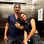 Rodrigo Santoro Instagram – Essa é a história de uma noite memorável e com final feliz: saímos extasiados. @coldplay foi um dos melhores shows que assisti na vida. Registro nenhum que fizéssemos seria capaz de captar o que vivemos ali, de corpo presente.
Ainda fomos presenteados pelas vozes sagradas de Milton Nascimento, Seu Jorge, Tom, Moreno e Zeca Veloso. Obrigado @rewild pelo convite.