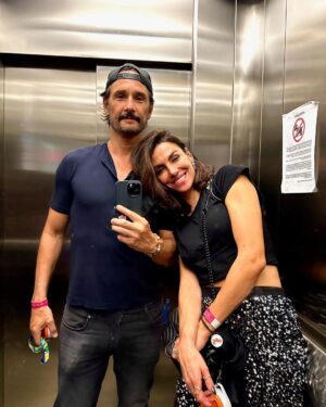 Rodrigo Santoro Instagram - Essa é a história de uma noite memorável e com final feliz: saímos extasiados. @coldplay foi um dos melhores shows que assisti na vida. Registro nenhum que fizéssemos seria capaz de captar o que vivemos ali, de corpo presente. 
Ainda fomos presenteados pelas vozes sagradas de Milton Nascimento, Seu Jorge, Tom, Moreno e Zeca Veloso. Obrigado @rewild pelo convite.