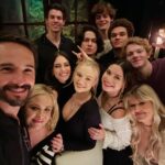 Rodrigo Santoro Instagram – Um trabalho, quando acaba, sempre deixa suas marcas. Com #Wolfpack aconteceu algo diferente: por estar trabalhando com atores mais jovens, eu viajei no tempo e, em alguns momentos, vi em mim o Rodrigo de 20 anos. E foi muito especial esse reencontro. O guarda-florestal Garrett Briggs me levou pra um universo novo de mistério e fantasia, mas Wolfpack também aborda questões bem reais: ansiedade e crise climática, por exemplo, fazem parte do enredo – e se eu digo mais, corro o risco de dar spoiler.
Hoje é o dia do lançamento do último episódio da série e relembro com carinho toda a trajetória ao lado desse elenco incrível. Com a família adquirida, experimentei um pouco da vida de pai de adolescente; daqui a pouco eu chego lá :)
Não vou me esquecer dos jogos de carta e dos vídeos divertidos que produzimos nos intervalos. E com @sarahmgellar, parceira talentosa, aprendi muito sobre como navegar nesse universo sobrenatural com muito senso de humor. Vou sentir saudade. Obrigado @jeffdavis1375 pela confiança.
Até breve!