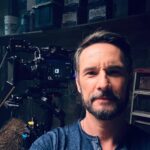 Rodrigo Santoro Instagram – Um trabalho, quando acaba, sempre deixa suas marcas. Com #Wolfpack aconteceu algo diferente: por estar trabalhando com atores mais jovens, eu viajei no tempo e, em alguns momentos, vi em mim o Rodrigo de 20 anos. E foi muito especial esse reencontro. O guarda-florestal Garrett Briggs me levou pra um universo novo de mistério e fantasia, mas Wolfpack também aborda questões bem reais: ansiedade e crise climática, por exemplo, fazem parte do enredo – e se eu digo mais, corro o risco de dar spoiler.
Hoje é o dia do lançamento do último episódio da série e relembro com carinho toda a trajetória ao lado desse elenco incrível. Com a família adquirida, experimentei um pouco da vida de pai de adolescente; daqui a pouco eu chego lá :)
Não vou me esquecer dos jogos de carta e dos vídeos divertidos que produzimos nos intervalos. E com @sarahmgellar, parceira talentosa, aprendi muito sobre como navegar nesse universo sobrenatural com muito senso de humor. Vou sentir saudade. Obrigado @jeffdavis1375 pela confiança.
Até breve!
