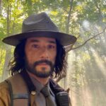Rodrigo Santoro Instagram – Um trabalho, quando acaba, sempre deixa suas marcas. Com #Wolfpack aconteceu algo diferente: por estar trabalhando com atores mais jovens, eu viajei no tempo e, em alguns momentos, vi em mim o Rodrigo de 20 anos. E foi muito especial esse reencontro. O guarda-florestal Garrett Briggs me levou pra um universo novo de mistério e fantasia, mas Wolfpack também aborda questões bem reais: ansiedade e crise climática, por exemplo, fazem parte do enredo – e se eu digo mais, corro o risco de dar spoiler.
Hoje é o dia do lançamento do último episódio da série e relembro com carinho toda a trajetória ao lado desse elenco incrível. Com a família adquirida, experimentei um pouco da vida de pai de adolescente; daqui a pouco eu chego lá :)
Não vou me esquecer dos jogos de carta e dos vídeos divertidos que produzimos nos intervalos. E com @sarahmgellar, parceira talentosa, aprendi muito sobre como navegar nesse universo sobrenatural com muito senso de humor. Vou sentir saudade. Obrigado @jeffdavis1375 pela confiança.
Até breve!