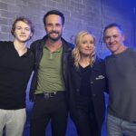 Rodrigo Santoro Instagram – Um trabalho, quando acaba, sempre deixa suas marcas. Com #Wolfpack aconteceu algo diferente: por estar trabalhando com atores mais jovens, eu viajei no tempo e, em alguns momentos, vi em mim o Rodrigo de 20 anos. E foi muito especial esse reencontro. O guarda-florestal Garrett Briggs me levou pra um universo novo de mistério e fantasia, mas Wolfpack também aborda questões bem reais: ansiedade e crise climática, por exemplo, fazem parte do enredo – e se eu digo mais, corro o risco de dar spoiler.
Hoje é o dia do lançamento do último episódio da série e relembro com carinho toda a trajetória ao lado desse elenco incrível. Com a família adquirida, experimentei um pouco da vida de pai de adolescente; daqui a pouco eu chego lá :)
Não vou me esquecer dos jogos de carta e dos vídeos divertidos que produzimos nos intervalos. E com @sarahmgellar, parceira talentosa, aprendi muito sobre como navegar nesse universo sobrenatural com muito senso de humor. Vou sentir saudade. Obrigado @jeffdavis1375 pela confiança.
Até breve!