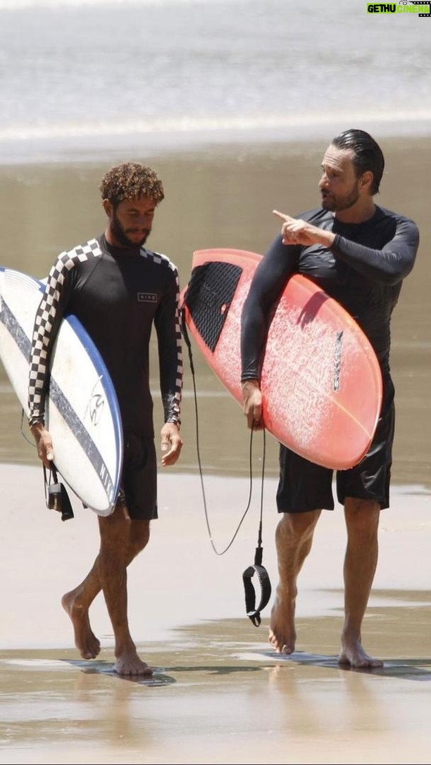 Rodrigo Santoro Instagram - Ao longo da minha carreira enquanto Surfista Profissional e Instrutor de Surf, tive o prazer e a honra de me conectar com muitas pessoas de diferentes culturas e lugares, cada pessoa que passou pela minha jornada me ensinou algo e eu pude mostrar o real significado de ser um surfista de alma. Sem sombra de dúvidas, um momento marcante da minha carreira profissional com o surf, foi ter tido a oportunidade de me conectar com @rodrigosantoro e passar um pouco do meu conhecimento e paixão pelo surf. E pra mim o surf é sobre isso, conexões reais, momento presente, humildade em ensinar e aprender, são essas possibilidades que me fazem amar cada dia mais o que eu faço e sou grato por todos os presentes que o surf me trouxe até hoje. “Live your Dreams, Live the Surf” Vídeo feito pelo meu grande amigo @rasecleirbag Itacare, Bahia, Brasil