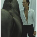 Rodrigo Santoro Instagram - Um dos maiores astros brasileiros em Hollywood, o fluminense @rodrigosantoro, 48, despontou em novelas e séries globais e, depois, deslanchou com uma carreira internacional. Estrelou trabalhos como 𝑆𝑖𝑚𝑝𝑙𝑒𝑠𝑚𝑒𝑛𝑡𝑒 𝐴𝑚𝑜𝑟 e 300, além de séries do naipe de 𝐿𝑜𝑠𝑡, 𝑊𝑒𝑠𝑡𝑤𝑜𝑟𝑙𝑑 e, a mais recente, 𝑊𝑜𝑙𝑓 𝑃𝑎𝑐𝑘. Agora, tornou-se o vilão da última temporada de 𝐵𝑜𝑚 𝐷𝑖𝑎, 𝑉𝑒𝑟ô𝑛𝑖𝑐𝑎, da @netflixbrasil.  Em entrevista para a GQ Brasil, o ator fala sobre a paixão pelos esportes, o gosto pela poesia e o horror à zona de conforto. Cola em gq.globo.com Fotografia: @gustavozylbersztajn Texto: @carolmudjo Styling: @rafaellazzini Beauty: @patrickpontes Direção Criativa: @ap.work Segunda câmera de fotografia: @luismoraisfoto Assistente de foto: @ander_sb77 Assistente de foto: @bruto_1994 Tratamento de imagem: @doctorraw_retouching