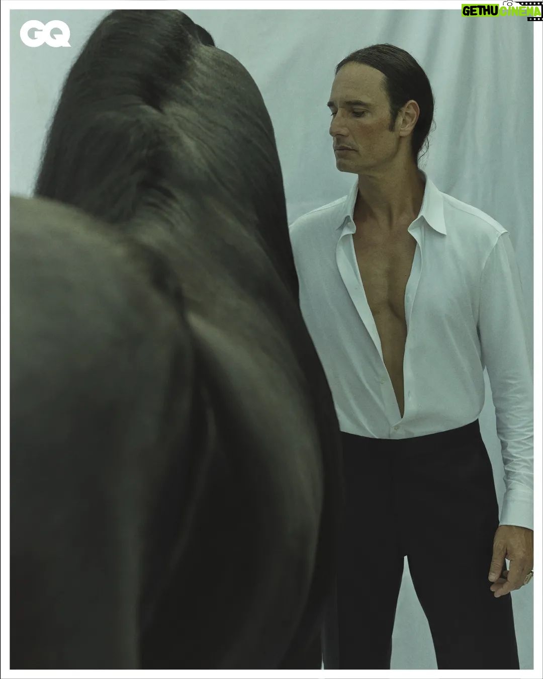 Rodrigo Santoro Instagram - Um dos maiores astros brasileiros em Hollywood, o fluminense @rodrigosantoro, 48, despontou em novelas e sΓ©ries globais e, depois, deslanchou com uma carreira internacional. Estrelou trabalhos como πππππππ ππππ‘π π΄πππ e 300, alΓ©m de sΓ©ries do naipe de πΏππ π‘, πππ π‘π€ππππ e, a mais recente, ππππ ππππ. Agora, tornou-se o vilΓ£o da ΓΊltima temporada de π΅ππ π·ππ, πππΓ΄ππππ, da @netflixbrasil.Β Em entrevista para a GQ Brasil, o ator fala sobre a paixΓ£o pelos esportes, o gosto pela poesia e o horror Γ zona de conforto. Cola em gq.globo.com Fotografia: @gustavozylbersztajn Texto: @carolmudjo Styling: @rafaellazzini Beauty: @patrickpontes DireΓ§Γ£o Criativa: @ap.work Segunda cΓ’mera de fotografia: @luismoraisfoto Assistente de foto: @ander_sb77 Assistente de foto: @bruto_1994 Tratamento de imagem: @doctorraw_retouching