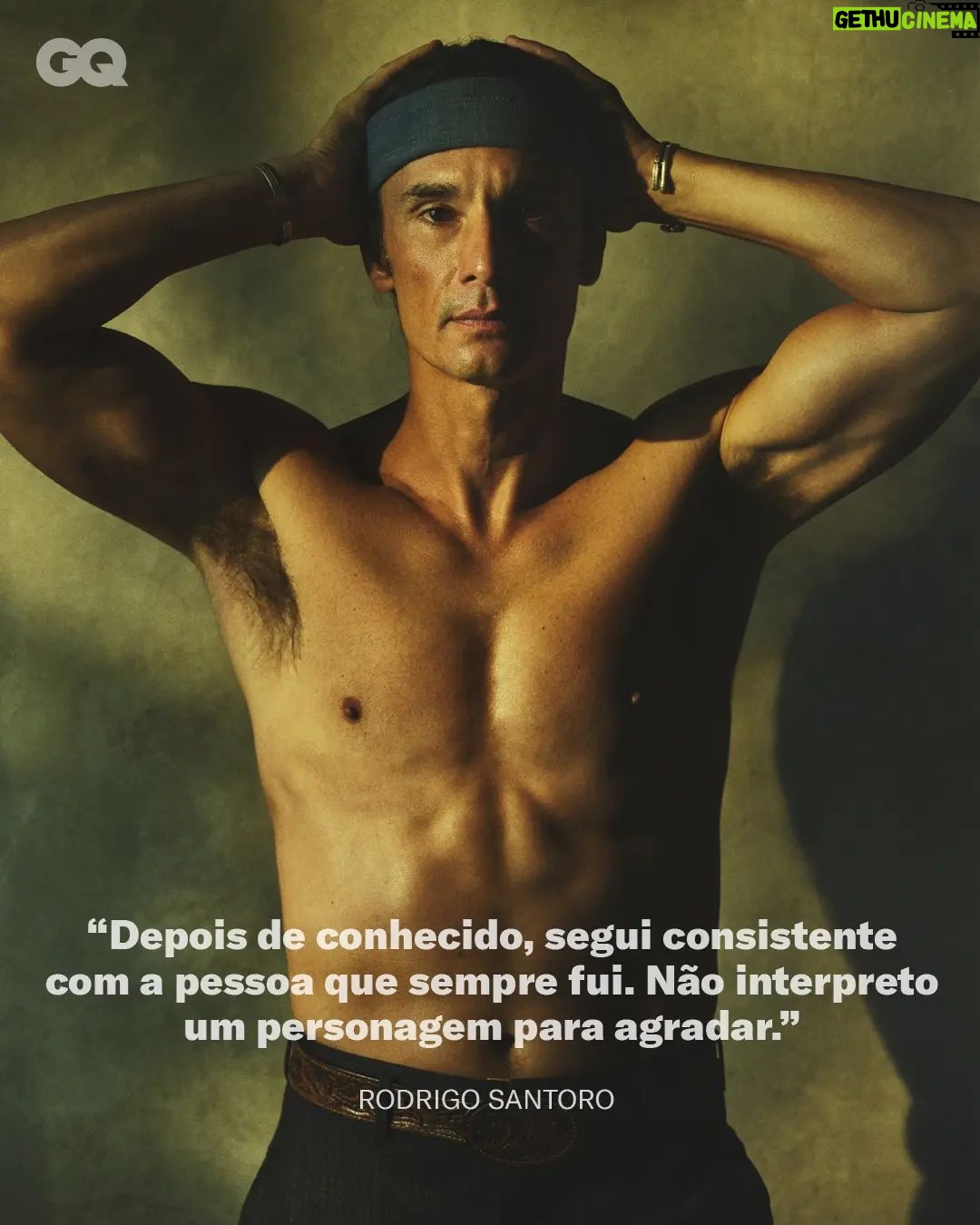 Rodrigo Santoro Instagram - Um dos maiores astros brasileiros em Hollywood, o fluminense @rodrigosantoro, 48, despontou em novelas e sΓ©ries globais e, depois, deslanchou com uma carreira internacional. Estrelou trabalhos como πππππππ ππππ‘π π΄πππ e 300, alΓ©m de sΓ©ries do naipe de πΏππ π‘, πππ π‘π€ππππ e, a mais recente, ππππ ππππ. Agora, tornou-se o vilΓ£o da ΓΊltima temporada de π΅ππ π·ππ, πππΓ΄ππππ, da @netflixbrasil.Β Em entrevista para a GQ Brasil, o ator fala sobre a paixΓ£o pelos esportes, o gosto pela poesia e o horror Γ zona de conforto. Cola em gq.globo.com Fotografia: @gustavozylbersztajn Texto: @carolmudjo Styling: @rafaellazzini Beauty: @patrickpontes DireΓ§Γ£o Criativa: @ap.work Segunda cΓ’mera de fotografia: @luismoraisfoto Assistente de foto: @ander_sb77 Assistente de foto: @bruto_1994 Tratamento de imagem: @doctorraw_retouching