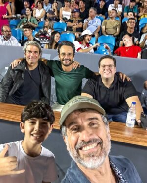 Rodrigo Santoro Instagram - Comecei a acompanhar o tênis há pouco tempo. É um esporte que descobri jogando com amigos e acabei me apaixonando pela sua complexidade e beleza. 
Essa semana foi intensa para os admiradores do tênis. Tivemos a oportunidade de testemunhar grandes jogos nas quadras do @rioopenoficial, a exemplo do jovem fenômeno João Fonseca. Fico admirado com o seu perfil destemido. 
Esses dias de torcida e emoção vão ficar guardados na memória.
#RioOpen10Anos 🎾

@reserva