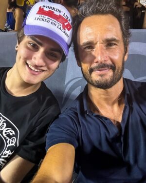 Rodrigo Santoro Instagram - Comecei a acompanhar o tênis há pouco tempo. É um esporte que descobri jogando com amigos e acabei me apaixonando pela sua complexidade e beleza. 
Essa semana foi intensa para os admiradores do tênis. Tivemos a oportunidade de testemunhar grandes jogos nas quadras do @rioopenoficial, a exemplo do jovem fenômeno João Fonseca. Fico admirado com o seu perfil destemido. 
Esses dias de torcida e emoção vão ficar guardados na memória.
#RioOpen10Anos 🎾

@reserva