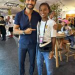 Rodrigo Santoro Instagram – Comecei a acompanhar o tênis há pouco tempo. É um esporte que descobri jogando com amigos e acabei me apaixonando pela sua complexidade e beleza.
Essa semana foi intensa para os admiradores do tênis. Tivemos a oportunidade de testemunhar grandes jogos nas quadras do @rioopenoficial, a exemplo do jovem fenômeno João Fonseca. Fico admirado com o seu perfil destemido.
Esses dias de torcida e emoção vão ficar guardados na memória.
#RioOpen10Anos 🎾
@reserva Rio de Janeiro, Rio de Janeiro