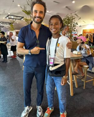 Rodrigo Santoro Instagram - Comecei a acompanhar o tênis há pouco tempo. É um esporte que descobri jogando com amigos e acabei me apaixonando pela sua complexidade e beleza. 
Essa semana foi intensa para os admiradores do tênis. Tivemos a oportunidade de testemunhar grandes jogos nas quadras do @rioopenoficial, a exemplo do jovem fenômeno João Fonseca. Fico admirado com o seu perfil destemido. 
Esses dias de torcida e emoção vão ficar guardados na memória.
#RioOpen10Anos 🎾

@reserva