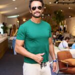 Rodrigo Santoro Instagram – Comecei a acompanhar o tênis há pouco tempo. É um esporte que descobri jogando com amigos e acabei me apaixonando pela sua complexidade e beleza.
Essa semana foi intensa para os admiradores do tênis. Tivemos a oportunidade de testemunhar grandes jogos nas quadras do @rioopenoficial, a exemplo do jovem fenômeno João Fonseca. Fico admirado com o seu perfil destemido.
Esses dias de torcida e emoção vão ficar guardados na memória.
#RioOpen10Anos 🎾
@reserva Rio de Janeiro, Rio de Janeiro