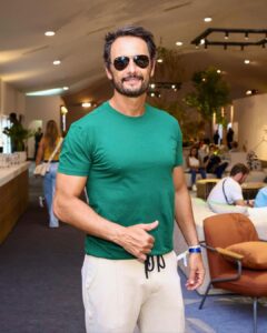 Rodrigo Santoro Instagram - Comecei a acompanhar o tênis há pouco tempo. É um esporte que descobri jogando com amigos e acabei me apaixonando pela sua complexidade e beleza. Essa semana foi intensa para os admiradores do tênis. Tivemos a oportunidade de testemunhar grandes jogos nas quadras do @rioopenoficial, a exemplo do jovem fenômeno João Fonseca. Fico admirado com o seu perfil destemido. Esses dias de torcida e emoção vão ficar guardados na memória. #RioOpen10Anos 🎾 @reserva Rio de Janeiro, Rio de Janeiro