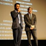Rodrigo Santoro Instagram – Trabalhei com o Zé Henrique Fonseca em “Heleno”. Desde lá, procurávamos um projeto pra voltarmos a trabalhar juntos. Nos reencontramos em “Bom Dia, Verônica”.
Eu cheguei na terceira temporada, mas o Zé e uma baita equipe estão traduzindo essa história para as telas há anos. Fiquei muito feliz com a oportunidade de trabalharmos juntos mais uma vez – com alguns intervalos pra descontração, como registrado no vídeo :)
#BomDiaVerônica está disponível na @netflixbrasil ❤️
#Tbt