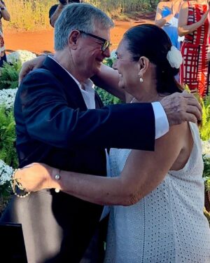 Rodrigo Santoro Instagram - 50 anos de casados 🌻

“O amor é paciente, o amor é bondoso. Não inveja, não se vangloria, não se orgulha. Não maltrata, não procura os próprios interesses, não se ira, não guarda rancor. O amor não se alegra com a injustiça, mas se alegra com a verdade. Tudo sofre, tudo crê, tudo espera, tudo suporta”. 

Que sorte ser fruto desse Amor❤️