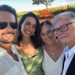Rodrigo Santoro Instagram - 50 anos de casados 🌻 “O amor é paciente, o amor é bondoso. Não inveja, não se vangloria, não se orgulha. Não maltrata, não procura os próprios interesses, não se ira, não guarda rancor. O amor não se alegra com a injustiça, mas se alegra com a verdade. Tudo sofre, tudo crê, tudo espera, tudo suporta”. Que sorte ser fruto desse Amor❤️