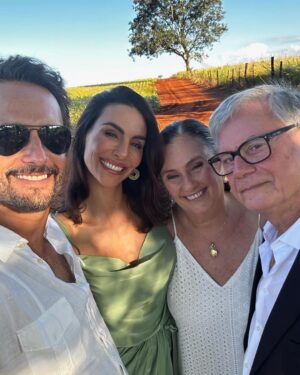 Rodrigo Santoro Instagram - 50 anos de casados 🌻

“O amor é paciente, o amor é bondoso. Não inveja, não se vangloria, não se orgulha. Não maltrata, não procura os próprios interesses, não se ira, não guarda rancor. O amor não se alegra com a injustiça, mas se alegra com a verdade. Tudo sofre, tudo crê, tudo espera, tudo suporta”. 

Que sorte ser fruto desse Amor❤️