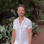Rodrigo Santoro Instagram - 50 anos de casados 🌻 “O amor é paciente, o amor é bondoso. Não inveja, não se vangloria, não se orgulha. Não maltrata, não procura os próprios interesses, não se ira, não guarda rancor. O amor não se alegra com a injustiça, mas se alegra com a verdade. Tudo sofre, tudo crê, tudo espera, tudo suporta”. Que sorte ser fruto desse Amor❤️