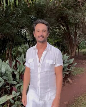 Rodrigo Santoro Instagram - 50 anos de casados 🌻

“O amor é paciente, o amor é bondoso. Não inveja, não se vangloria, não se orgulha. Não maltrata, não procura os próprios interesses, não se ira, não guarda rancor. O amor não se alegra com a injustiça, mas se alegra com a verdade. Tudo sofre, tudo crê, tudo espera, tudo suporta”. 

Que sorte ser fruto desse Amor❤️