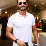Rodrigo Santoro Instagram – Comecei a acompanhar o tênis há pouco tempo. É um esporte que descobri jogando com amigos e acabei me apaixonando pela sua complexidade e beleza.
Essa semana foi intensa para os admiradores do tênis. Tivemos a oportunidade de testemunhar grandes jogos nas quadras do @rioopenoficial, a exemplo do jovem fenômeno João Fonseca. Fico admirado com o seu perfil destemido.
Esses dias de torcida e emoção vão ficar guardados na memória.
#RioOpen10Anos 🎾
@reserva Rio de Janeiro, Rio de Janeiro