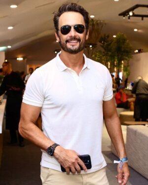 Rodrigo Santoro Instagram - Comecei a acompanhar o tênis há pouco tempo. É um esporte que descobri jogando com amigos e acabei me apaixonando pela sua complexidade e beleza. 
Essa semana foi intensa para os admiradores do tênis. Tivemos a oportunidade de testemunhar grandes jogos nas quadras do @rioopenoficial, a exemplo do jovem fenômeno João Fonseca. Fico admirado com o seu perfil destemido. 
Esses dias de torcida e emoção vão ficar guardados na memória.
#RioOpen10Anos 🎾

@reserva