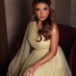 Rogena Instagram - حفل توقيع اعمال #شهر_رمضان🌙 #قناة_أبوظبي 🙏 Stylist by @osama.eldeebstyle Dress by @VELVETY_COUTURE Hair by @GUZELSALONDUBAI @RASSEN_HAIRDRESSER makeup by @ALAA.GHANDOURAH Jewelry by @bijouqofficial Photography @ADSSHOT Abudhabi