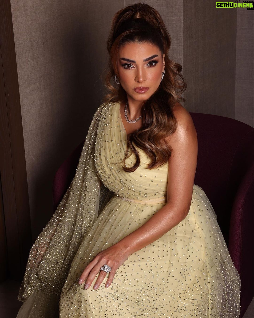 Rogena Instagram - حفل توقيع اعمال #شهر_رمضان🌙 #قناة_أبوظبي 🙏 Stylist by @osama.eldeebstyle Dress by @VELVETY_COUTURE Hair by @GUZELSALONDUBAI @RASSEN_HAIRDRESSER makeup by @ALAA.GHANDOURAH Jewelry by @bijouqofficial Photography @ADSSHOT Abudhabi