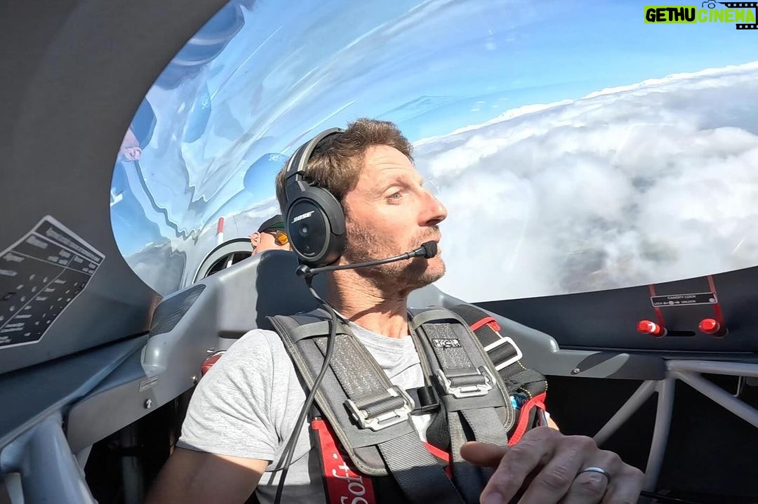 Romain Grosjean Instagram - My good friend @thejimmygraham sending a roll and me getting slightly surprised 😂 First acrobatics on a plane today and unsurprisingly I LOVED IT !!!