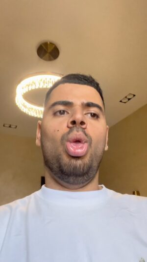 Roman Kagramanov Instagram - ОТМЕТЬ СЛАДКУЮ ПАРОЧКУ🤣❤️