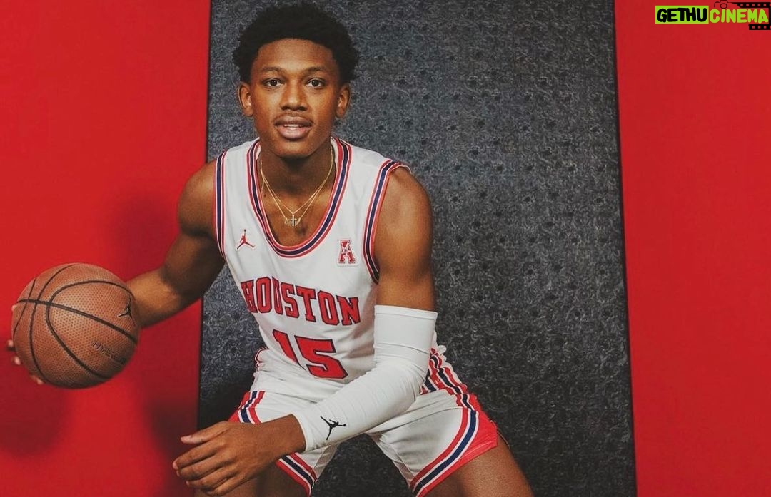 Romeo Miller Instagram - Dear Hercy and Mercy, Always shoot for the stars, you never know where you might land. Good luck at Louisville this year @hercymiller and although you are still in highschool @mercymiller, congrats on the early commitment to play at the university of Houston! Dreams don’t work unless you do and you two are the hardest workers I know; none of this is by accident. The hard work will pay off. The next generation gets better and better. More blessings and love yall. Jeremiah 29:11 🤍❤️ - Big Bro