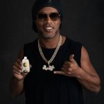 Ronaldinho Instagram - ¡La espera ha terminado! Presentamos el nuevo vape de @instapuff x @ronaldinho que todo el mundo quiere, disponible en dos versiones, 700 y 15k puffs para adaptarse a tu estilo de juego. Hasta 17 sabores que desafían los sentidos. ¡CORRE! 🏃‍♀️🏃 --- The wait is over! Introducing the new @instapuff x @ronaldinho vape that everyone wants, available in two versions, 700 and 15k puffs to suit your play style. Up to 17 flavors that defy the senses - RUN! 🏃‍♀️🏃 -- 💨PODS: Europa: 700 puffs y batería de 550MAH America: Up to 15.000 puffs, led display indicator and a rechargeable battery. 📤Distribuidores/Distributors: USA + South America : MIDWEST phone/mail Europa: BCNB2B +34 637 76 85 20 / sales@insta-puff.com España: TUVAPEO phone/mail
