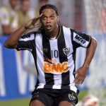 Ronaldinho Instagram - #OTD nossa vitória em casa pela Libertadores!!! Gol, assistência e 100% de aproveitamento no grupo 😎🤙🏾 #AquiÉGalo ⚫⚪