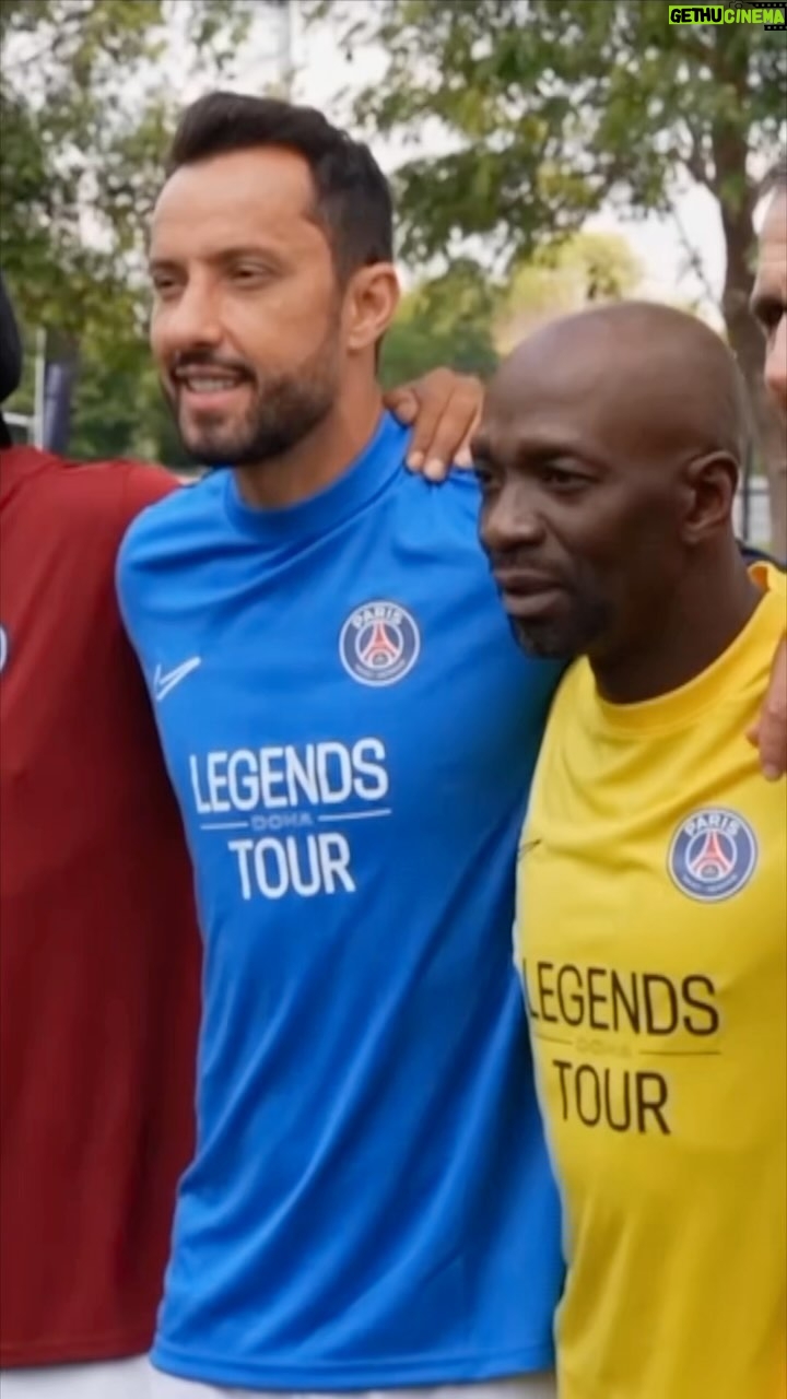 Ronaldinho Instagram - Flashback to the Legends Tour in Doha presented by @visitqatar ❤️💙 On the agenda, the Legends Tournament, meet-up with fans, cooking session at @qiff.qa & visit of @ooredoomarathon village. ✨ Retour sur le Legends Tour à Doha présenté par @visitqatar ❤️💙 Au programme, le Tournoi des Légendes, rencontres avec les fans, cours de cuisine au @qiff.qa & visite du @ooredoomarathon village. ✨ #PSGLegendsTour