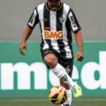 Ronaldinho Instagram - O bruxo & a intimidade! 🪄🔮⚽️ Que a sua quarta seja tão tranquila quanto o @ronaldinho com o controle de bola! 🤯😎