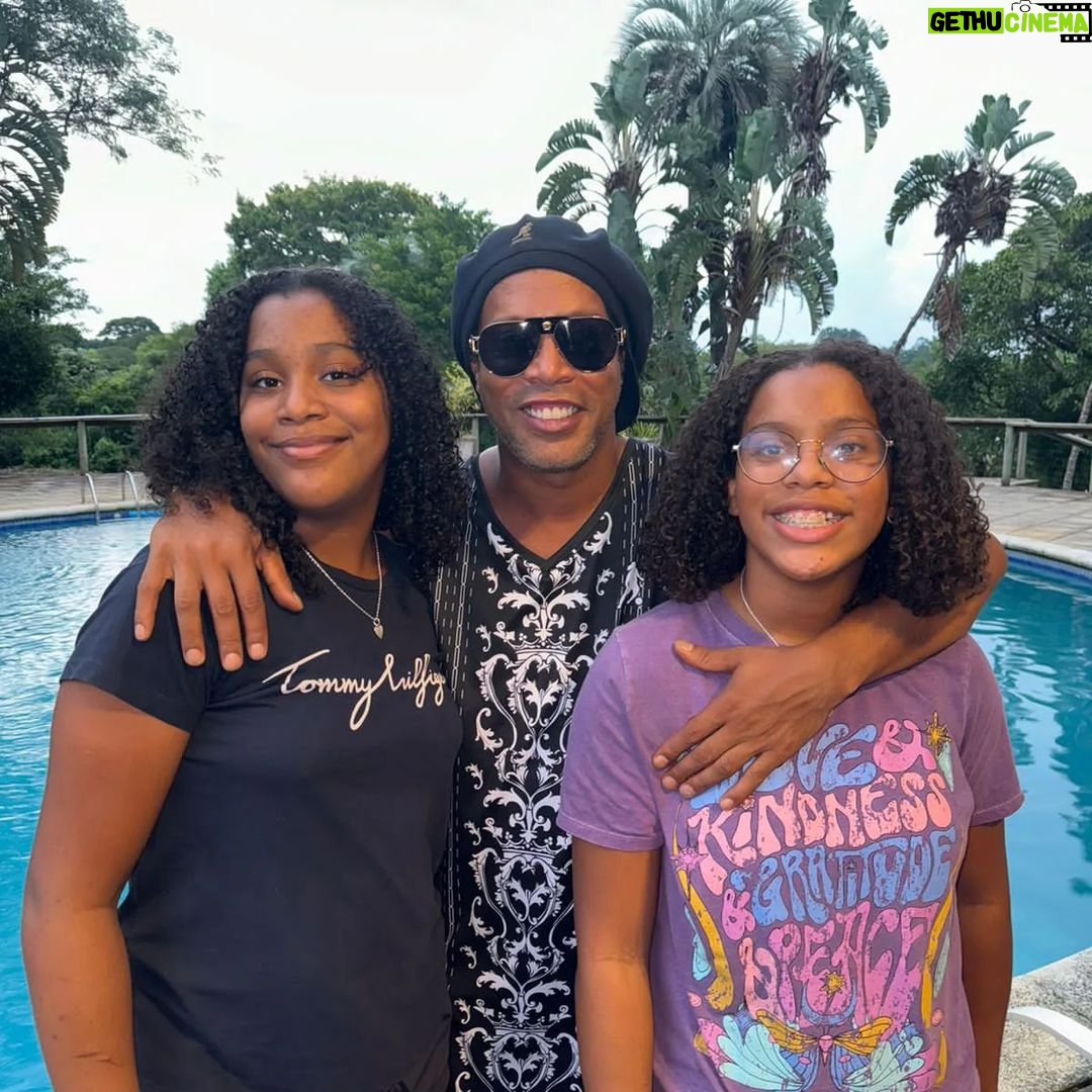 Ronaldinho Instagram - Um feliz aniversário para nossas princesas!!!! Dindo ama vcs 😍😍