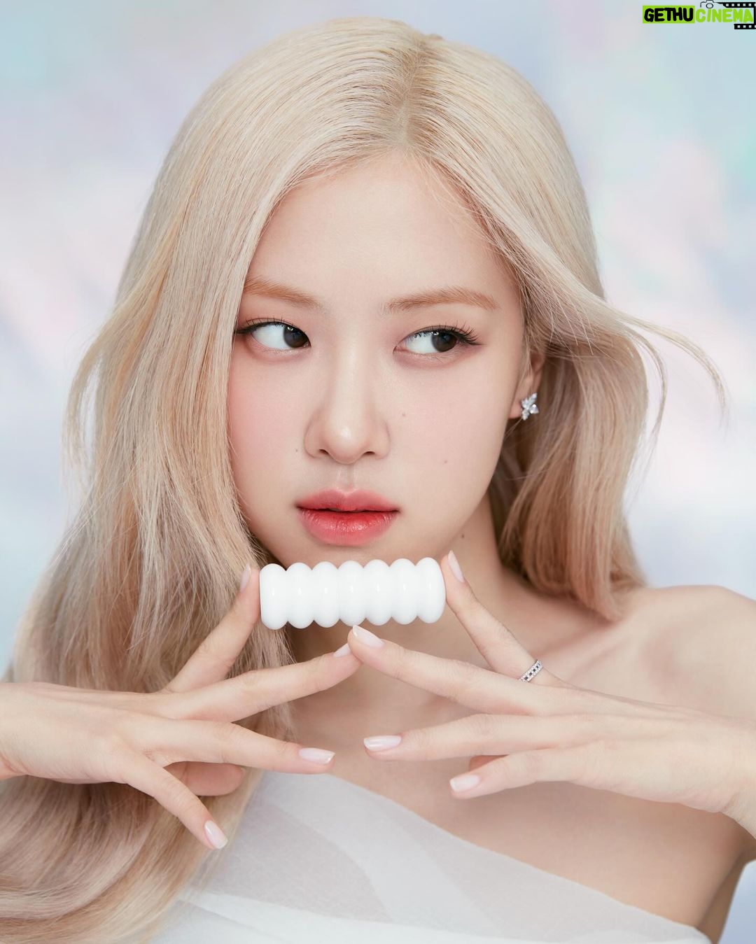 Rosé Instagram - Congratulating the new beginning of Lip Care from @sulwhasoo.official 🧡 I’m obsessed! with the Lip balm.
