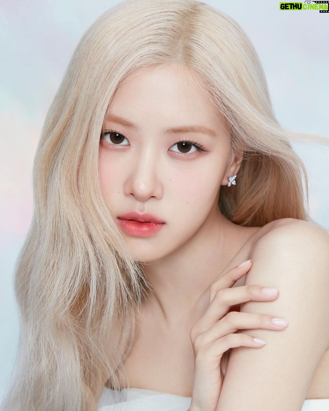 Rosé Instagram - Congratulating the new beginning of Lip Care from @sulwhasoo.official 🧡 I’m obsessed! with the Lip balm.