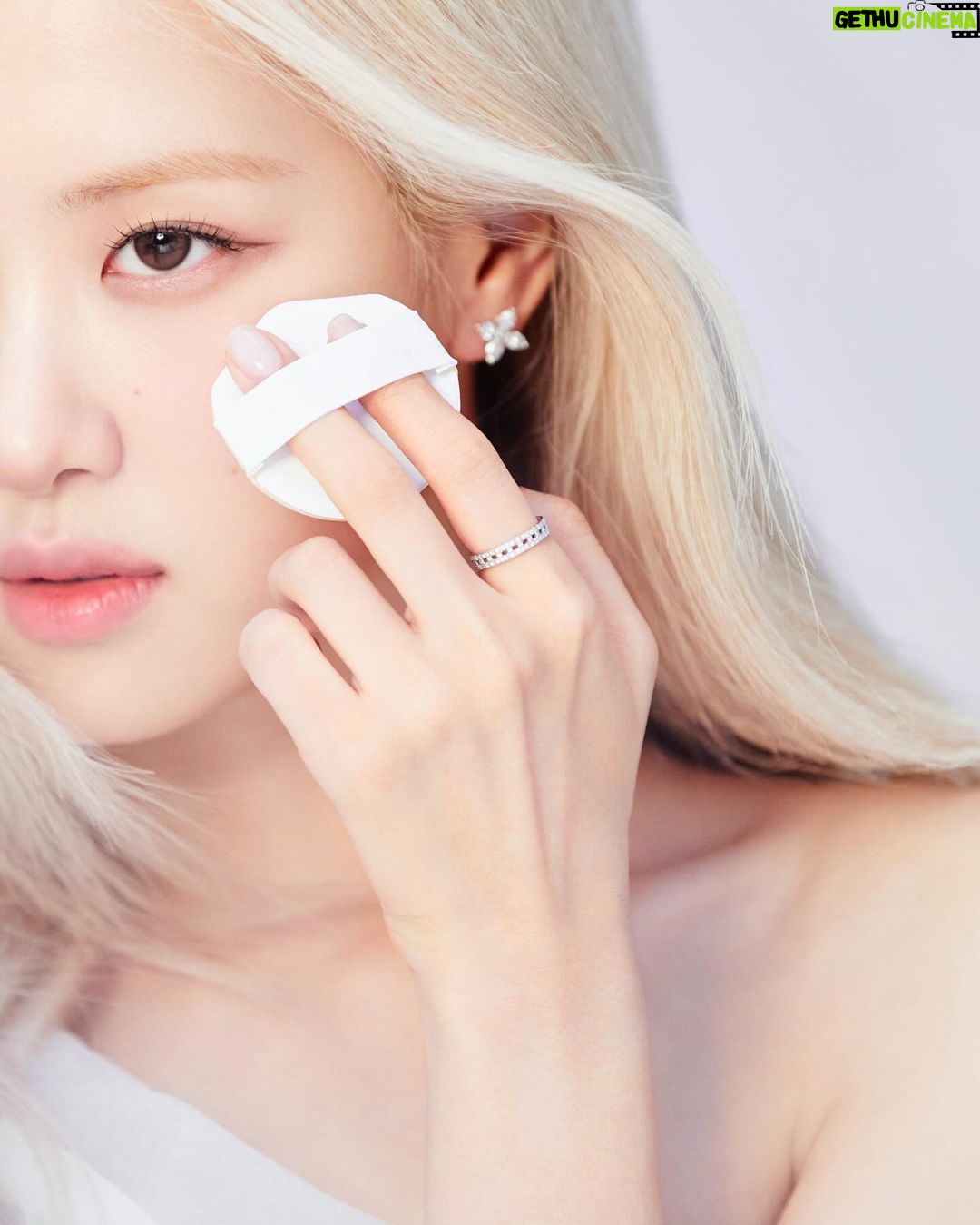 Rosé Instagram - Congratulating the new beginning of Lip Care from @sulwhasoo.official 🧡 I’m obsessed! with the Lip balm.
