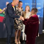 Rose Namajunas Instagram - tai padarė mano gyvenimą užbaigtu! legendos!!! mano močiutė su Landsbergis susitinka lifte! Ir jis atėjo pažiūrėti mano dokumentinio filmo ir mes turėjome pabendrauti! buvo daug kitų talentingų nuostabių lietuvių, tarp kurių buvo Beata Nicholson. mano močiutė žiūri jos gaminimo kanalą ir buvo nuostabu, kad Beata norėjo su ja nusifotografuoti! Aš turiu galvoje, kad ji taip pat yra legenda. 😝