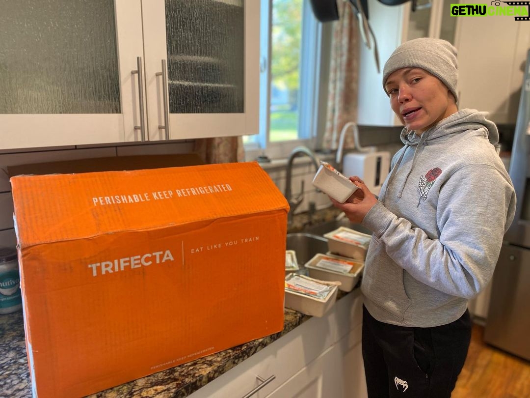 Rose Namajunas Instagram - @trifecta came in just in time for lunch! 🥳
