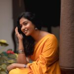 Roshini Haripriyan Instagram - அந்த வெள்ளி நிலா வந்து வந்து தேடுதே.. Photography @navin.appu Stylist @paviiiee_08 Blouse @lopa_tailoring_and_embroidery MUA @abhirami_mua Hairstyle @_shalini_mua_ Location courtesy @marutham.village.resort #roshniharipriyan Marutham Village Resort