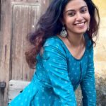 Roshini Haripriyan Instagram - பூவே காதல் பூக்கும் பூவே.. 🤍 Outfit @athiradesigns #roshniharipriyan